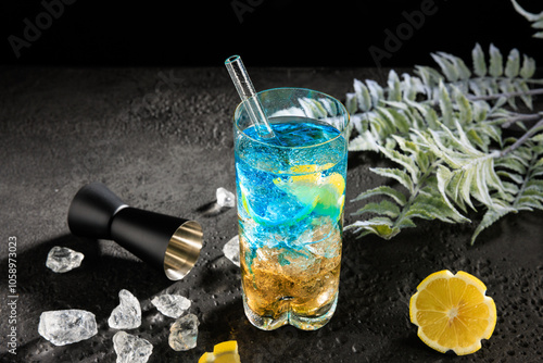 Cocktail eiskalt im Glas mit crushed ice photo