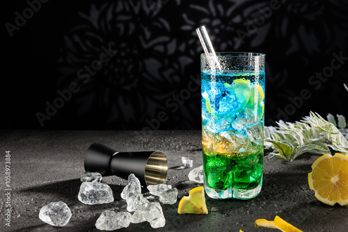 Cocktail eiskalt im Glas mit crushed ice photo