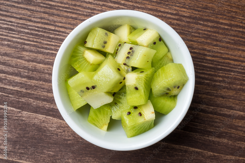 Cut kiwi in white bowl