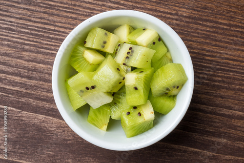 Obraz na płótnie Cut kiwi in white bowl w salonie