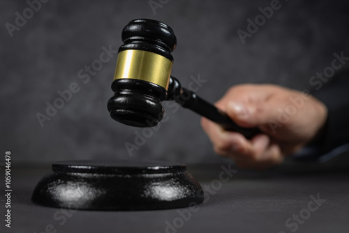Fotografie judge's gavel in hand judges is placed on a table in the legal counsel's office