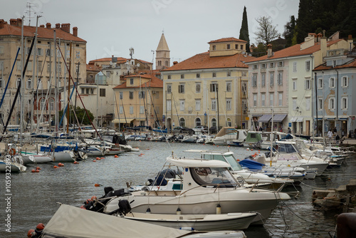 Piran in Slowenien mit Hafen im Vordergrund