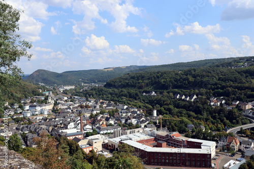 Aussicht auf die Stadt Kirn und die Brauerei Kirn von der Burgruine Kyrburg im Landkreis Bad Kreuznach im deutschen Bundesland Rheinland-Pfalz. Aussicht vom Premium-Wanderweg Vitaltour 3-Burgen-Weg. photo