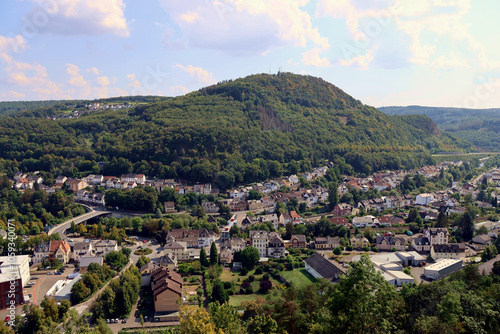 Aussicht auf die Kleinstadt Kirn am Fluss Nahe von der Burgruine Kyrburg im Landkreis Bad Kreuznach im deutschen Bundesland Rheinland-Pfalz. Aussicht vom Premium-Wanderweg Vitaltour 3-Burgen-Weg. photo