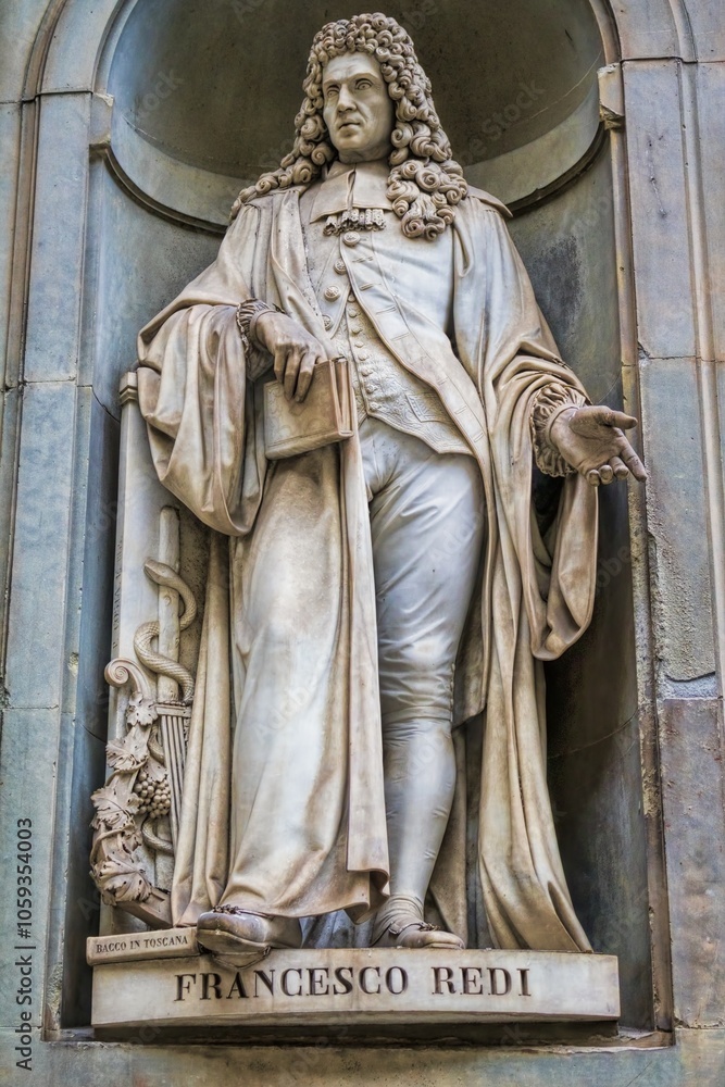 florenz, italien - statue von francesco redi an der außenfassade der uffizien