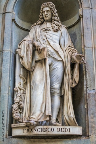 Obraz na płótnie florenz, italien - statue von francesco redi an der außenfassade der uffizien w salonie