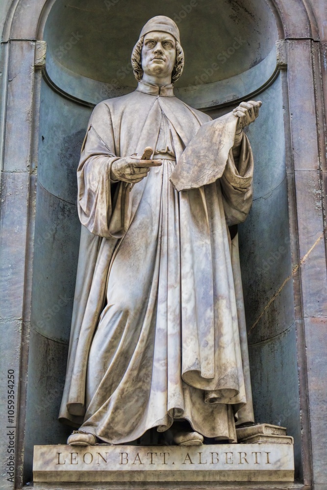florenz, italien - statue von leon battista alberti an der außenfassade der uffizien