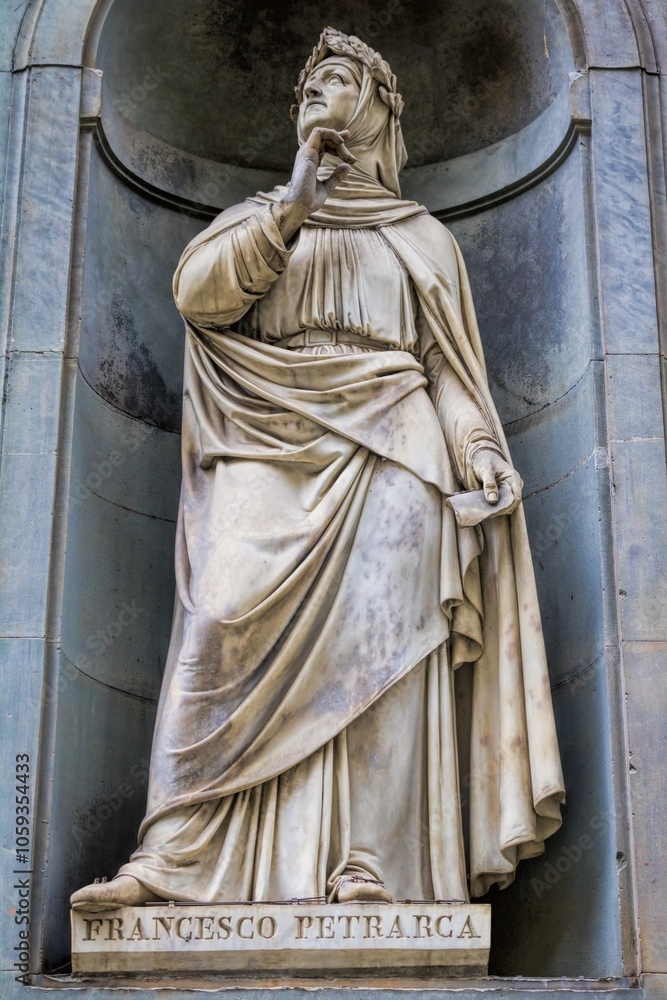 florenz, italien - statue von francesco petrarca an der außenfassade der uffizien
