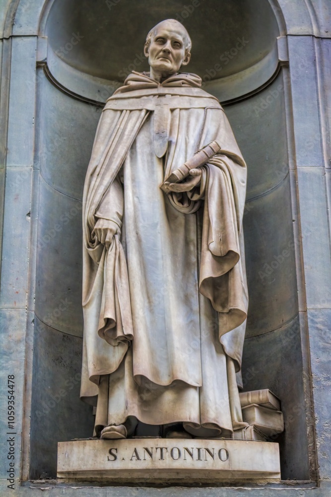 Obraz premium florenz, italien - statue des heiligen antonino an der außenfassade der uffizien