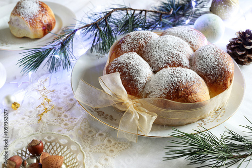 Buchteln austriaci fatti in casa ripieni di marmellata su tavolo con decorazioni natalizie. Panini dolci. Torte di pasta lievitata. Vacanze di Natale. photo