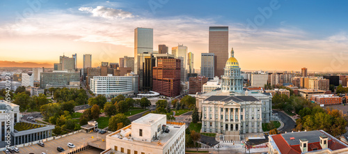 Obraz na płótnie Aerial view of Denver, Colorado skyline and Colorado Capitol at sunset. Denver is a consolidated city and county, the capital, and most populous city of the U.S. state of Colorado w salonie