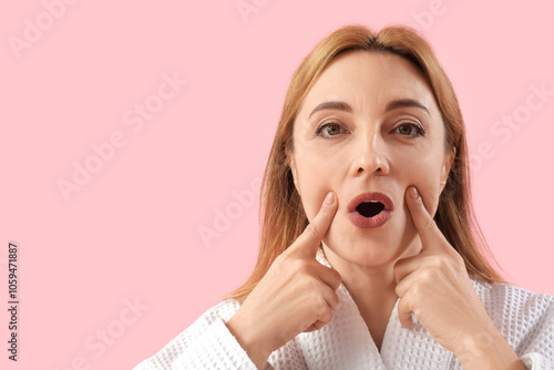 Beautiful mature woman in b...