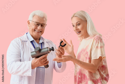 Male physiotherapist showin...