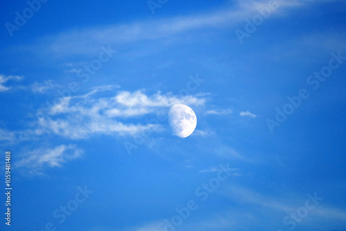 Obraz na płótnie close view of the moon during the day, full moon view of the moon on a blue and cloudy day, w salonie