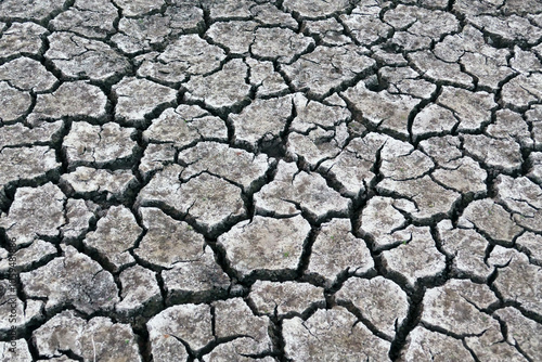 Obraz na płótnie close-up drought-related soil cracks, drought caused by global warming, w salonie