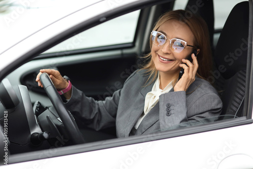 Mature businesswoman talkin...