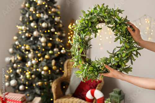 Hands holding mistletoe wre...