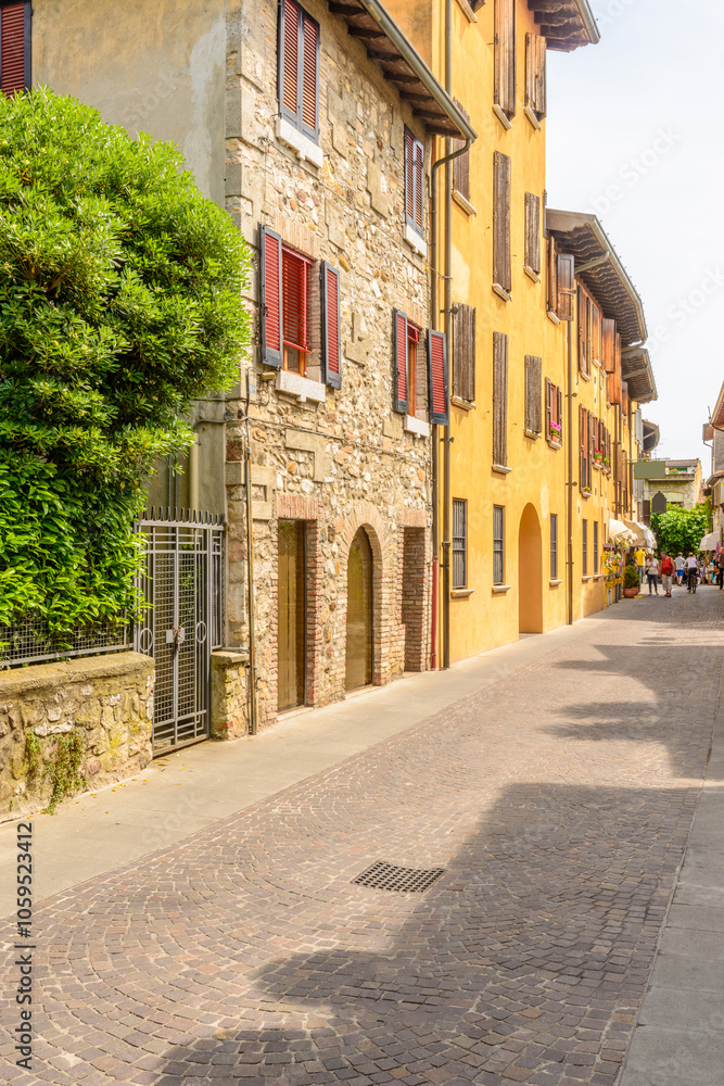 Obraz premium Picturesque small town street view in Sirmione, Lake Garda Italy.