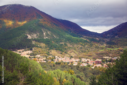 Villetta Barrea nel parco nazionale d'Abruzzo lazio e Molise. un paese in mezzo ai boschi con il foliage photo