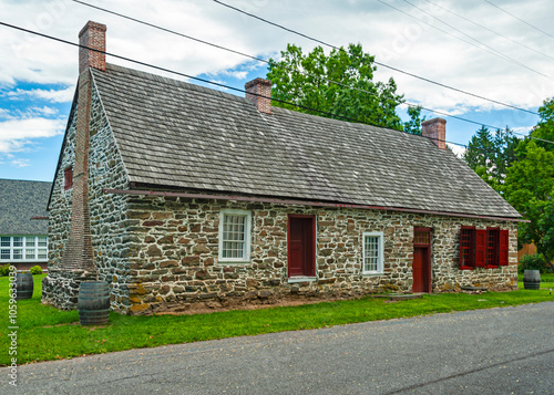 Fotografie Historic Huguenot Street in New Paltz, New York State with  beautifully preserved 17th-century homes, buildings, and artifacts