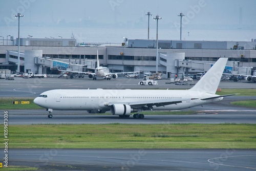 羽田空港第３ターミナルから撮影した飛行機 photo