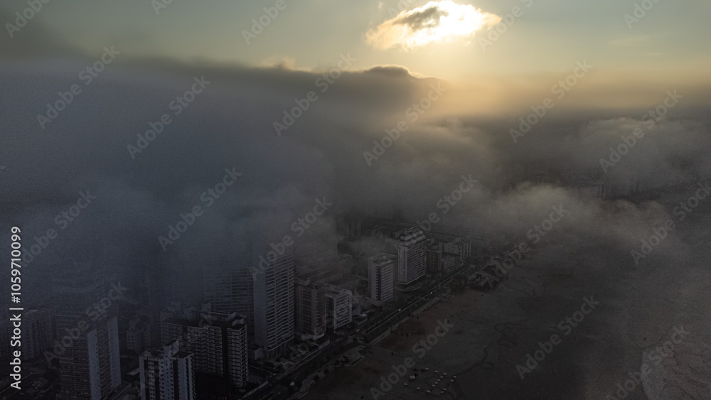 Fototapeta premium praia grande- fog is coming