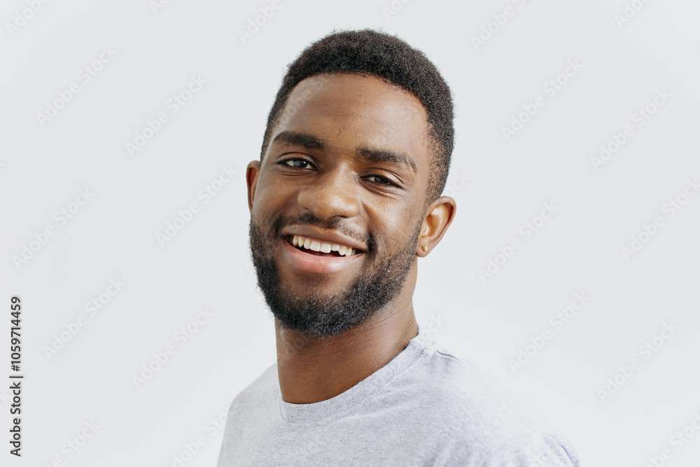 Obraz premium Confident african american man with a cheerful smile and folded arms isolated on a white background