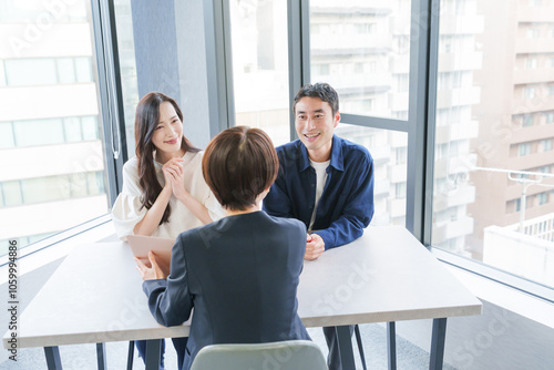 不動産の女性営業マンと客夫婦 photo