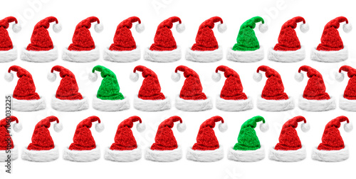 Rote Weihnachtsmützen isoliert vor weissem hintergrund