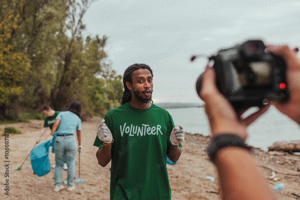 Naklejka premium Volunteer activist inspiring others while cleaning the river bank