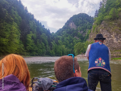 Fotografie tratwa, spływ, dunajec, flisak, polska, pieniny, para, woda, rzeka, wycieczka, g