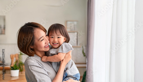 子供を抱っこする笑顔の母親