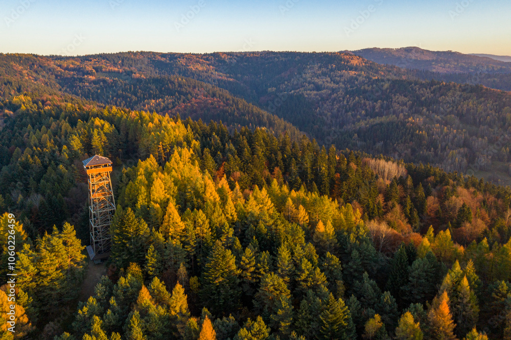 Obraz premium Malnik Beskid Sądecki, zachód słońca, jesień.
