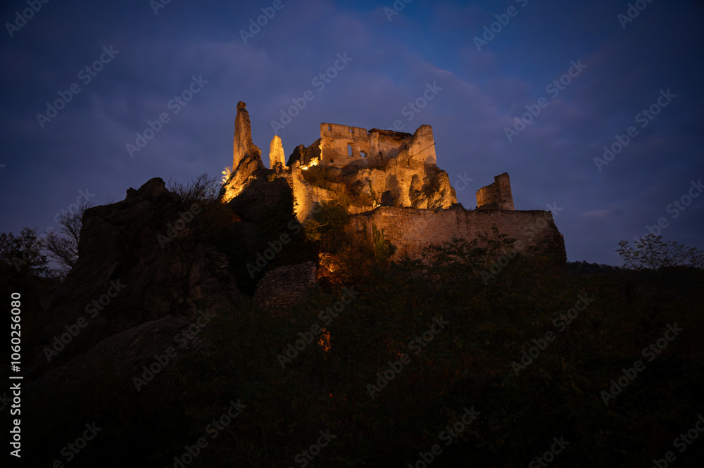 Obraz premium Beleuchtete Burg Dürnstein in der Dämmerung