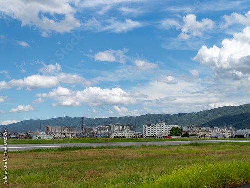 夏の青空が広がる八尾空港と八尾駐屯地の風景