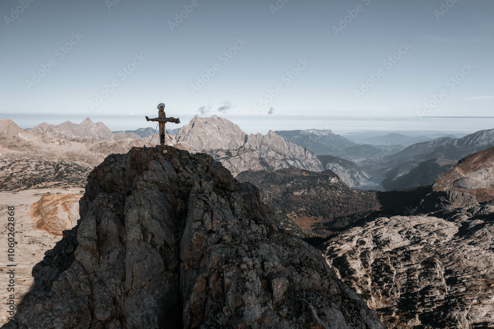 Fototapeta premium Breathtaking sunrise over foggy mountain landscapes, casting warm light through misty valleys. A serene and majestic scene, perfect for outdoor, nature, and adventure themes capturing dawn's beauty.