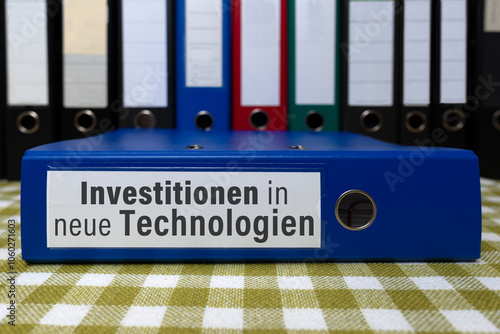 Aktenordner mit Beschriftung: Investitionen in neue Technologien photo