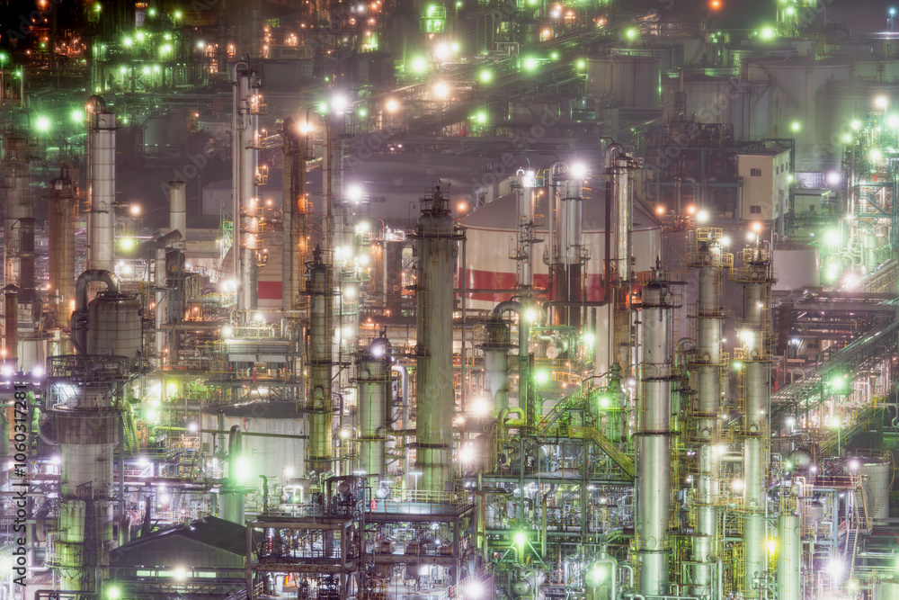 Naklejka premium 煙と光に包まれる工場夜景、四日市のコンビナートが美しい