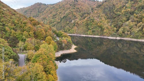 紅葉に染まる奥只見湖をドローンで撮影しました。