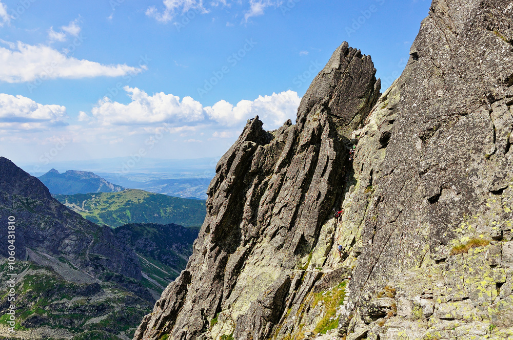 Fototapeta premium wspinanie, góry, szczyty, tatry, turyści, wysokość, sport ekstremalny, turystyka wysokogórska, wysokość, odwaga, krajobraz
