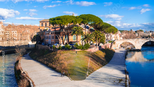 Φωτογραφία Beautiful panorama view on the island and bridge on Tiber river called Isola Tiberina with green cypress trees and typical italian architecture during beautiful spring day in eternal city of Rome