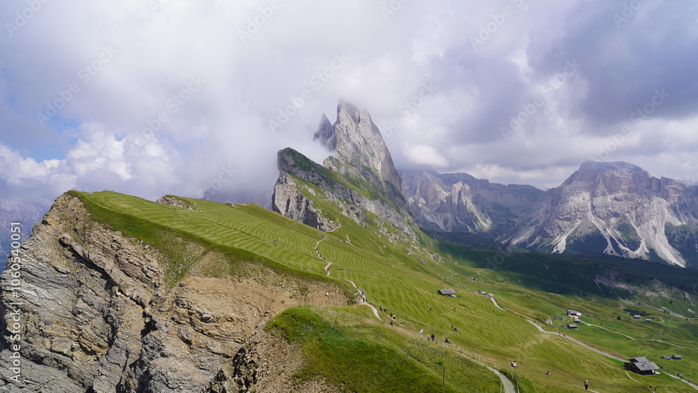 Fototapeta premium Seceda Alm der Dolomiten mit Wolken