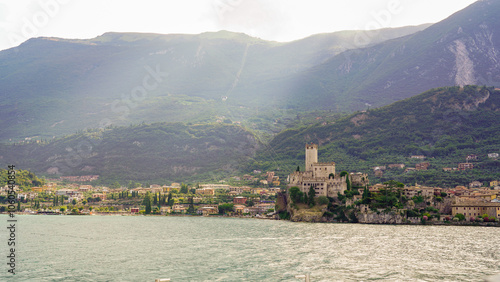 Malcesine am Gardasee am Abend mit Blick auf den Monte Baldo 