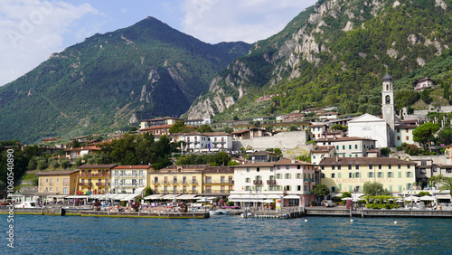 Blick vom Wasser nach Limone am Gardasee in Italien