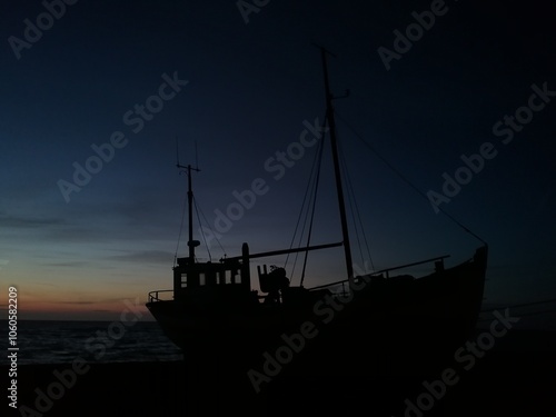 Silhouette eines Fischerboots am Abend