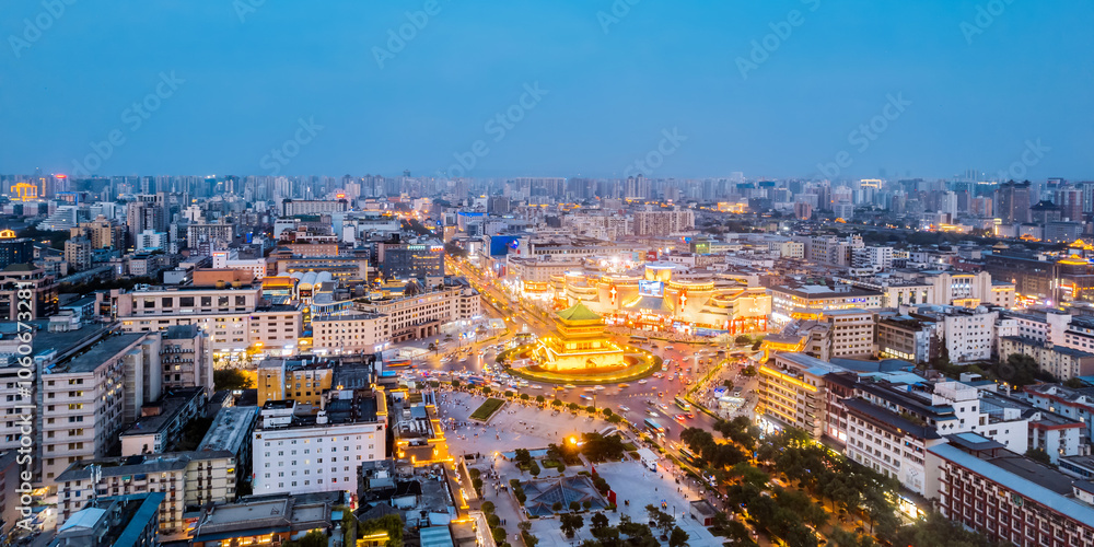 Obraz premium Aerial photography of the night view of the city skyline from a high perspective of the Bell Tower in Xi'an, Shaanxi, China