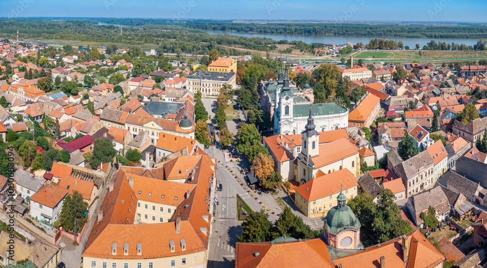 Obraz premium A panoramic aerial view of Sremski Karlovci highlights the stunning summer landscape, with its unique heritage and vibrant urban center nestled in Vojvodina, Serbia