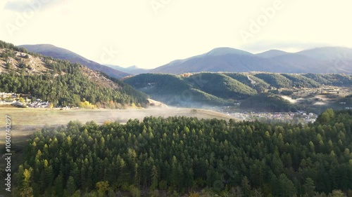 Vista aerea di Pescasseroli nel parco nazionale di abruzzo Lazio e Molise. Il foliage in autunno
