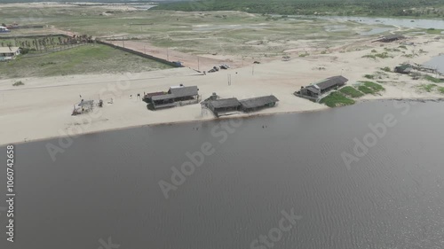 Imagem aérea de barracas da Lagoa do Kite ou Lagoa da Barra na Praia da Taíba - São Gonçalo do Amarante, Ceará.