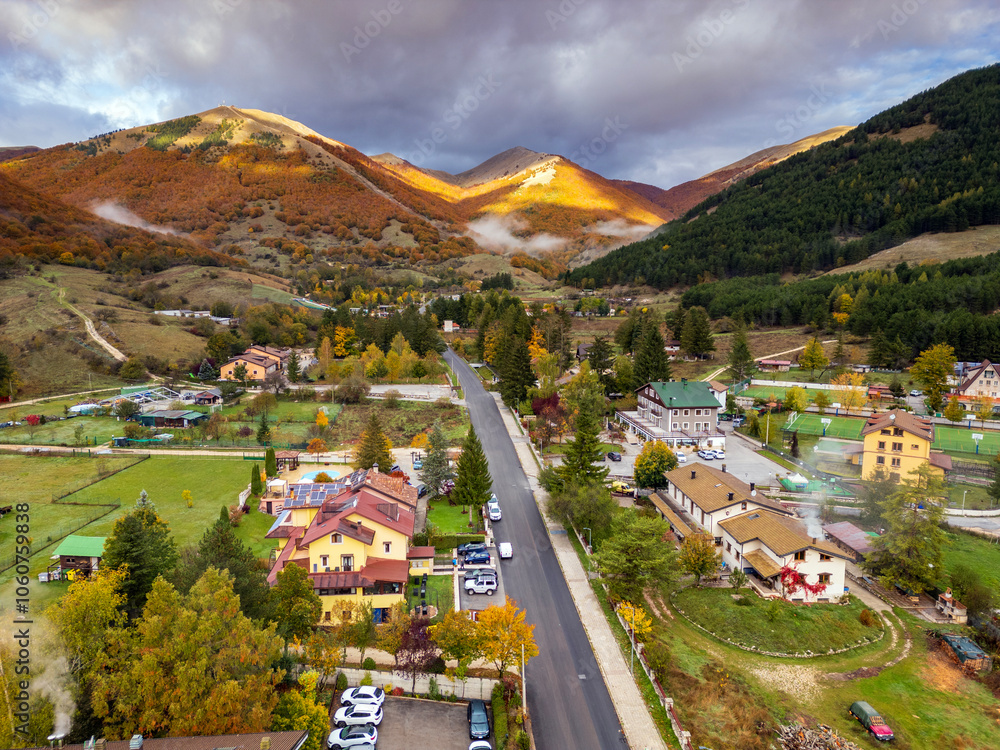 Vista aerea di Pescasseroli nel parco nazionale di abruzzo Lazio e Molise. Il foliage in autunno